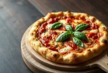 Uma pizza caseira com massa sem leite, dourada e crocante, pronta para servir.