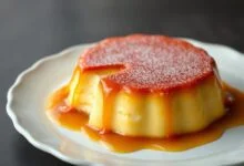 Pudim inteiro desenformado banhado com calda de caramelo brilhante
