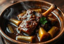 A rabada macia coberta por quiabos inteiros em um caldo escuro e encorpado, pronta para o almoço de domingo.