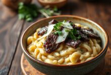 Um prato fundo de cerâmica com risoto perfeitamente cremoso e al dente, coberto por tiras de carne selada e dourada, lascas de parmesão e salsinha fresca.