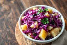 A salada finalizada, vibrante e cremosa, pronta para servir.