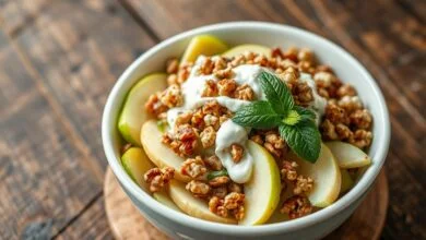 Salada fresca e vibrante em tigela, com fatias de maçã verde crocantes, nozes tostadas e molho cremoso de iogurte, decorada com folhas de hortelã.