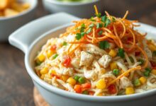 Salada cremosa de bacalhau em uma travessa, coberta por uma camada generosa de batata-palha dourada e crocante, decorada com salsinha fresca.