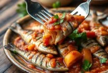 Sardinhas inteiras e macias, cobertas por um molho caseiro de tomate e cebola, servidas em um prato rústico.