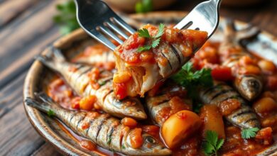Sardinhas inteiras e macias, cobertas por um molho caseiro de tomate e cebola, servidas em um prato rústico.