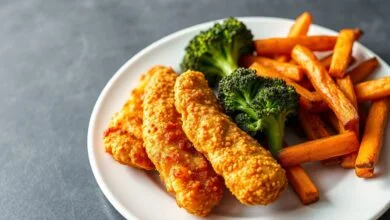 Uma composição apetitosa mostrando a versatilidade da air fryer com frango dourado, batatas e vegetais crocantes.