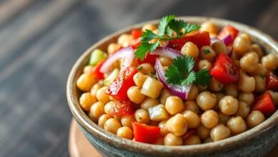 Salada vibrante em tigela de cerâmica, com grãos firmes e vegetais picados, pronta para servir.