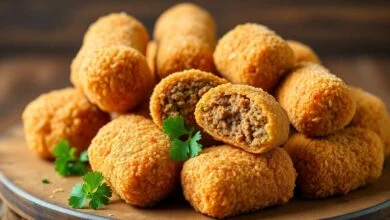 Uma pilha apetitosa de croquetes dourados e crocantes