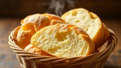 Pão De Queijo Macio: Receita Profissional E Infalível 6 Cesta rústica repleta de pães de queijo dourados e quentes