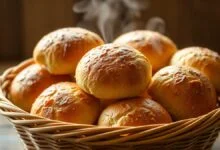 Pães franceses dourados e quentes dispostos em um cesto rústico