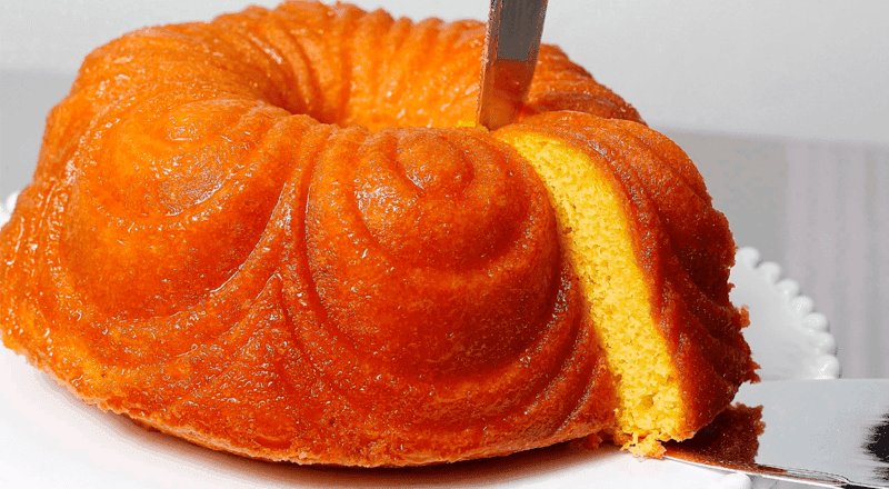 Fatia de Bolo de Mexerica com Azeite de Oliva e Castanha