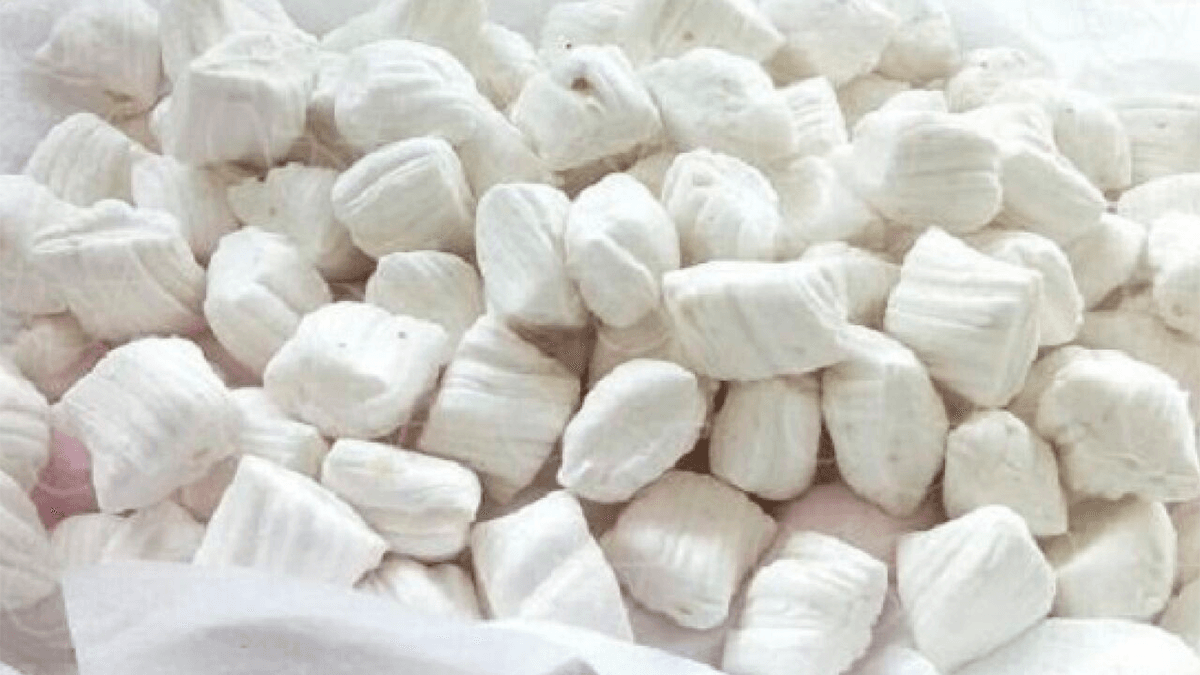 Bala de coco que derrete na boca caseira, pronta para servir.