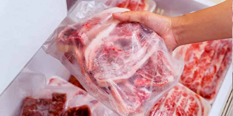Carne fresca sendo congelada em embalagens adequadas.
