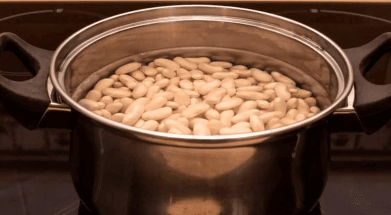 Panela com feijão cozido