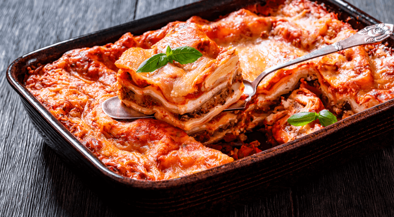 Refratário de lasanha saindo do forno