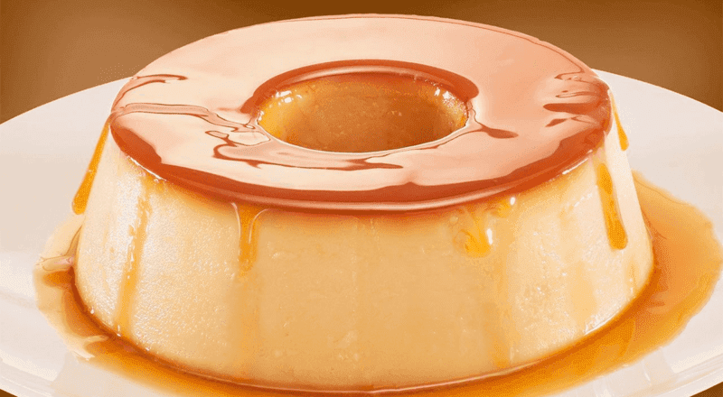 Pudim de leite condensado em uma forma, pronto para ser desenformado