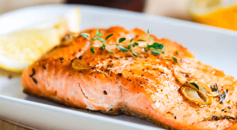 Filé de salmão grelhado com legumes