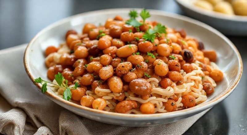 Tigela com feijão cozido no ponto, caldo brilhante e textura cremosa, servida de forma caseira e apetitosa