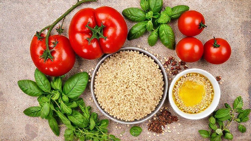 Visão de cima com tomates, trigo para quibe, hortelã, azeite e especiarias organizados em bancada