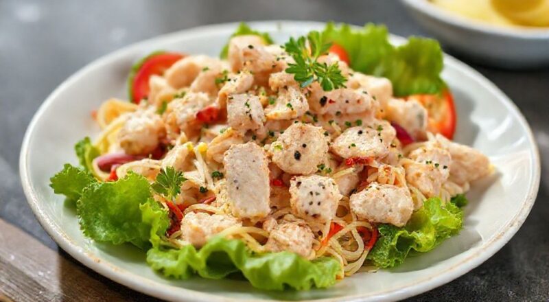 Prato de salpicão de frango simples, cremoso, colorido, com batata palha e ervas frescas por cima