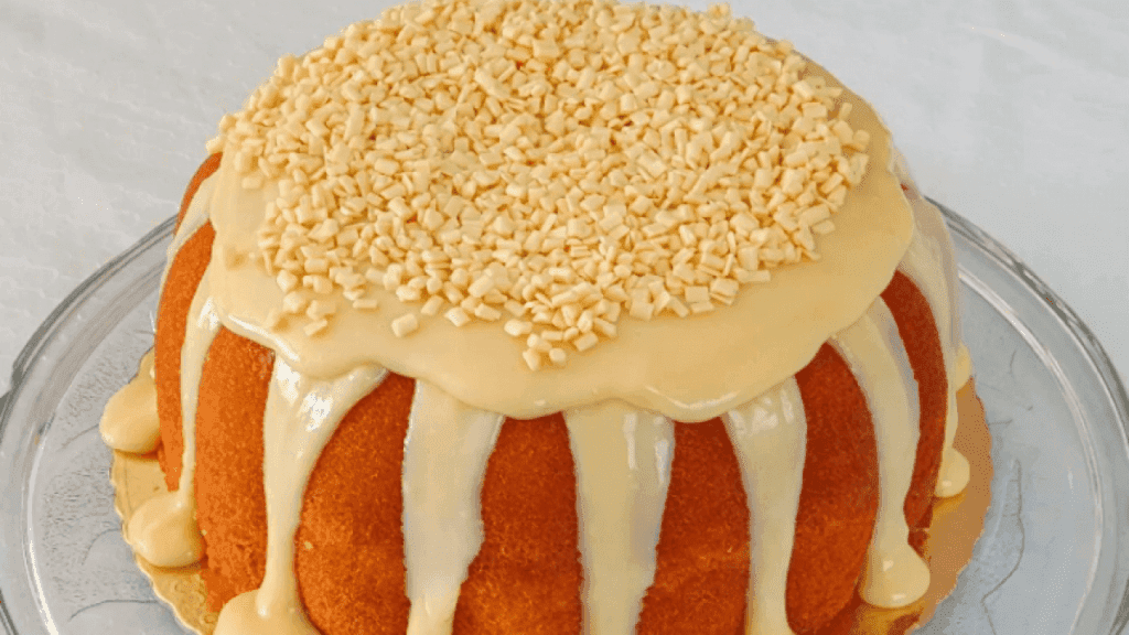 Bolo de chocolate branco fofinho e delicioso, coberto com ganache