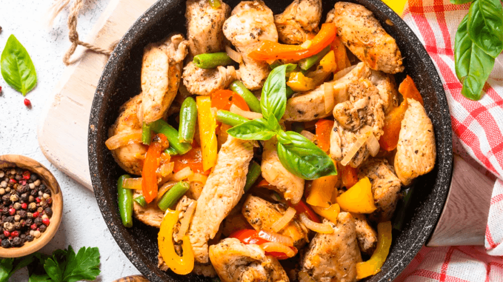 Frango dourado e legumes coloridos preparados na airfryer