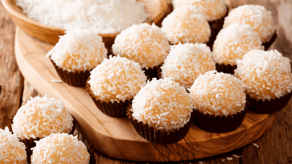 Beijinhos tradicionais enrolados e decorados com cravos