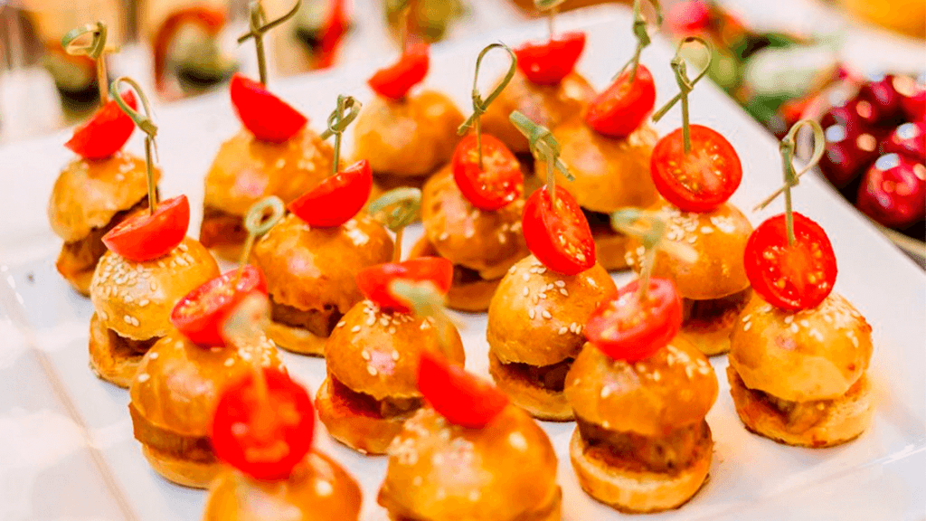 Petiscos variados para festa de aniversário